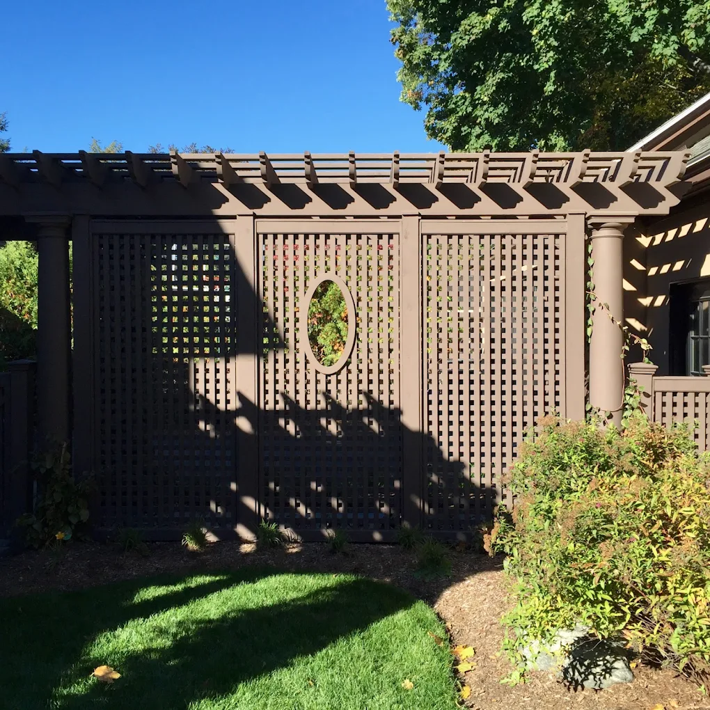 Pergola and privacy screen